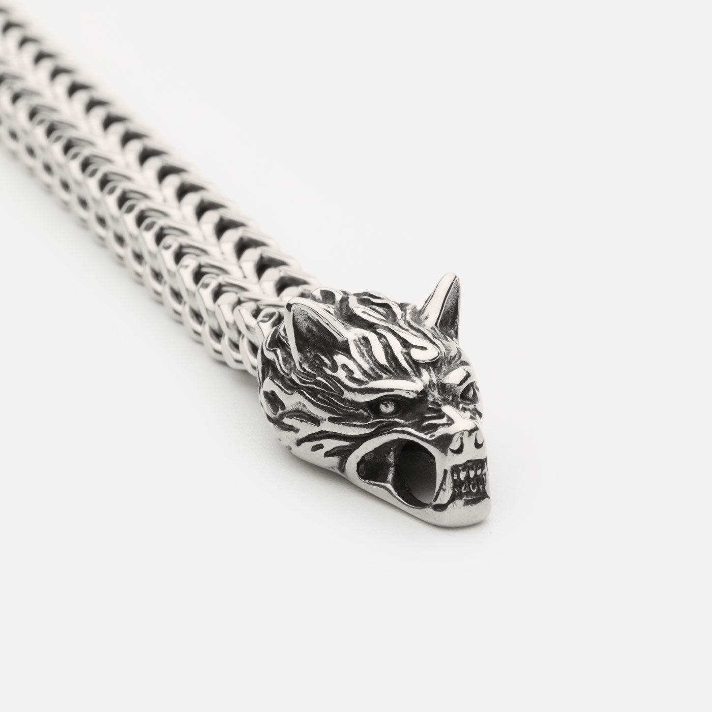 Detailed view of the stainless steel Geri and Freki wolf bracelet from Odin Trinkets, highlighting the fierce wolf head design inspired by Odin’s legendary companions in Norse mythology.