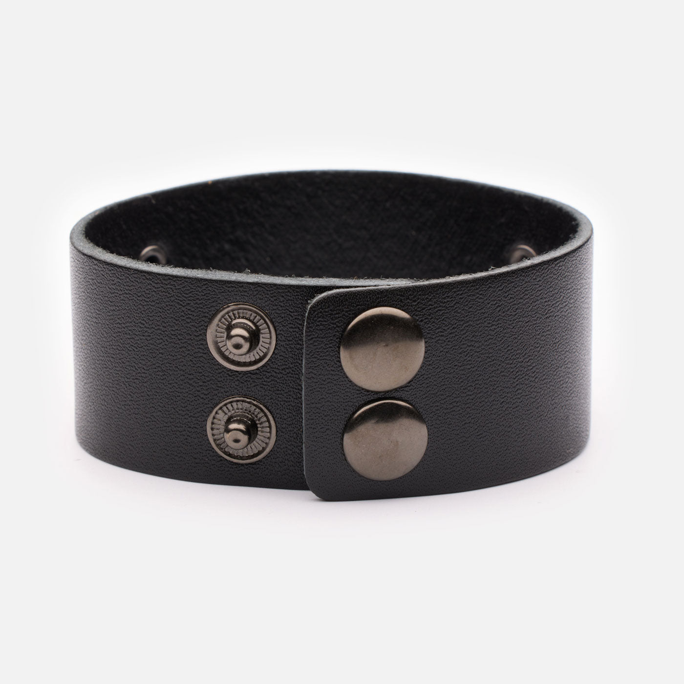 Adjustable clasp of the Yggdrasil leather bracelet in black with metallic rivets