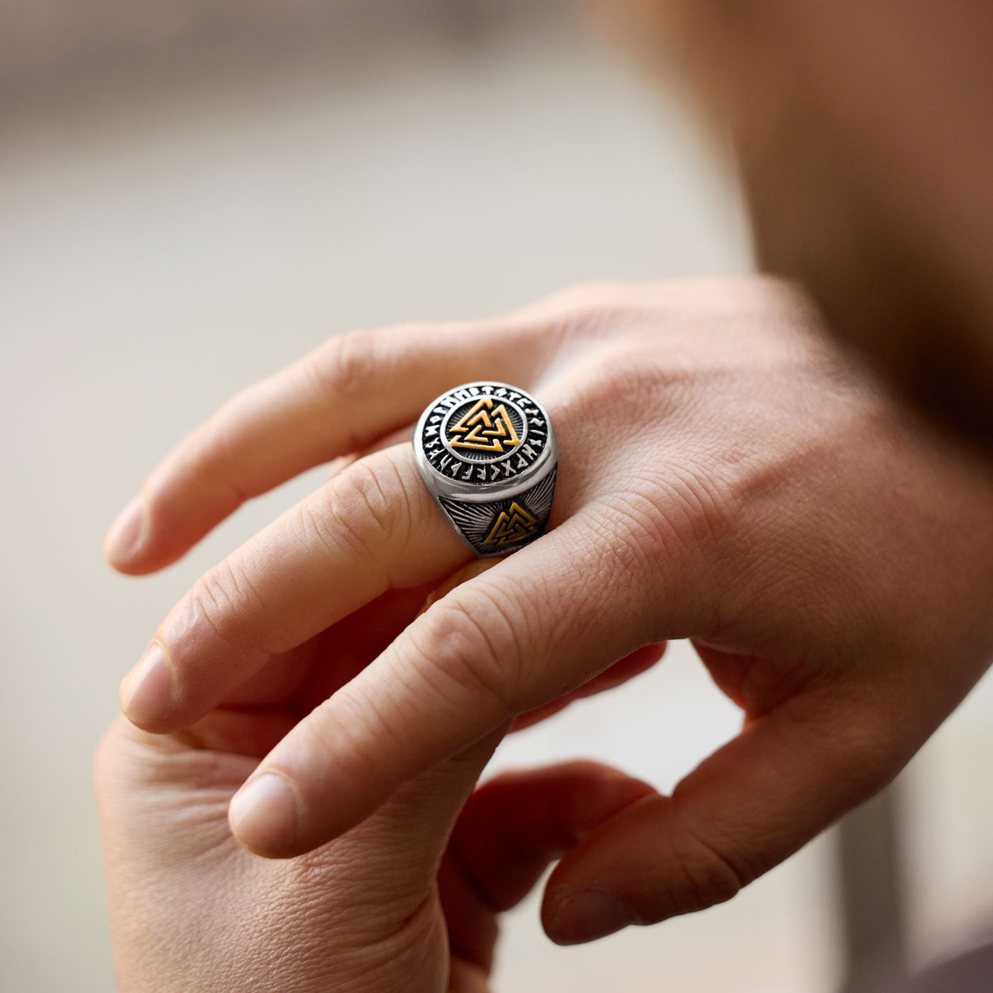 Stainless steel Valknut ring with engraved Elder Futhark runes and gold-plated details – Viking warrior jewelry.