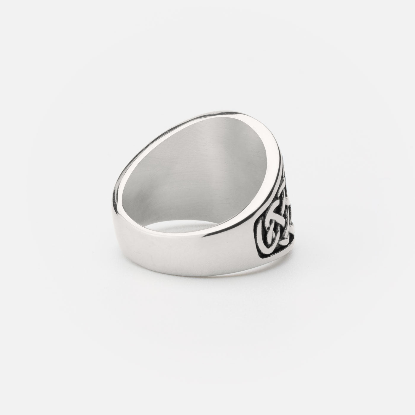 Side view of the Vegvisir ring, showcasing the clean silver finish and intricate Celtic knot design on the band, complementing the powerful Vegvisir symbol featured on the front.